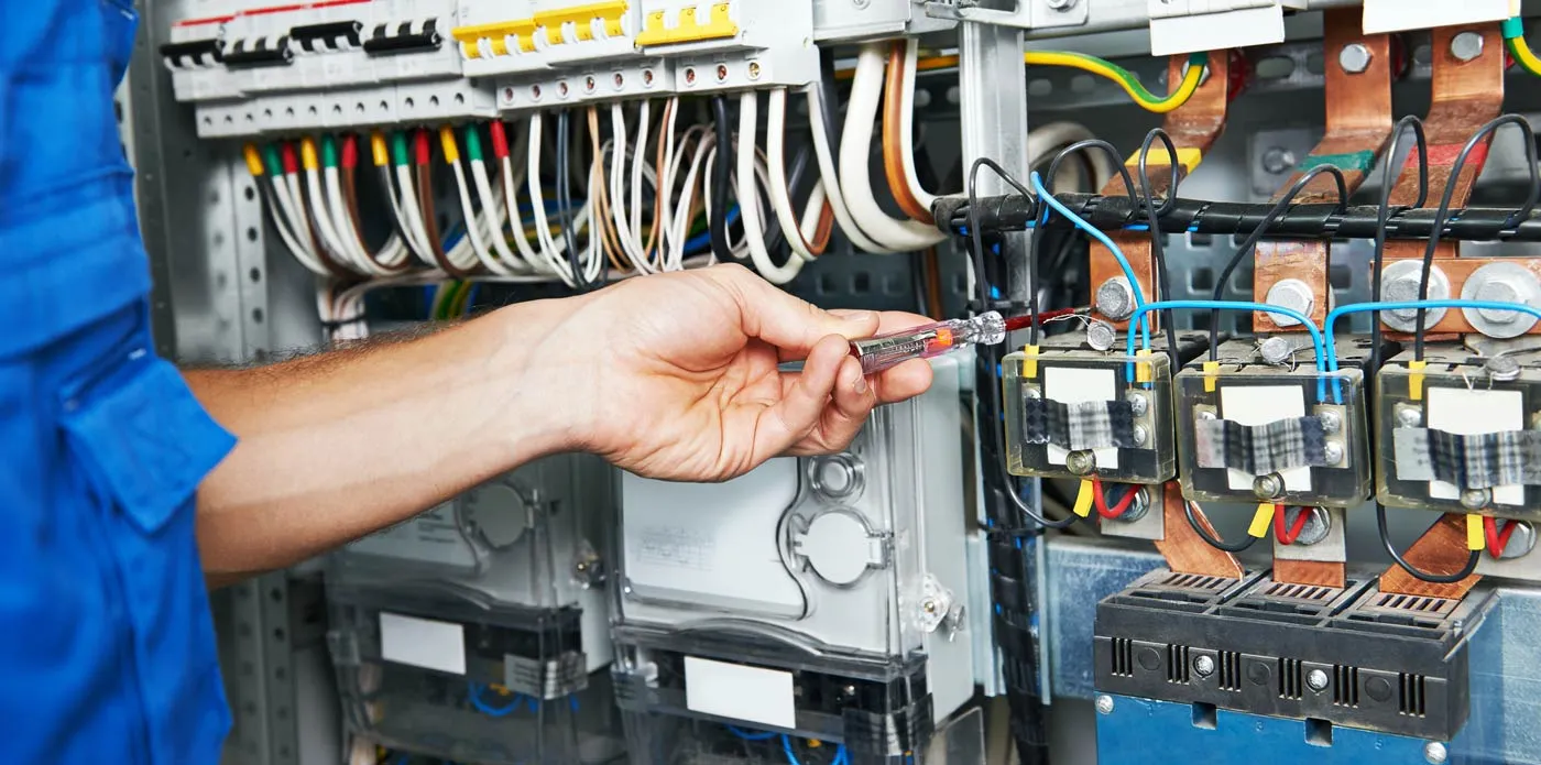 Elektriker am Schaltschrank - Elektroinstallationsbetrieb Axel Grundmann e.K.