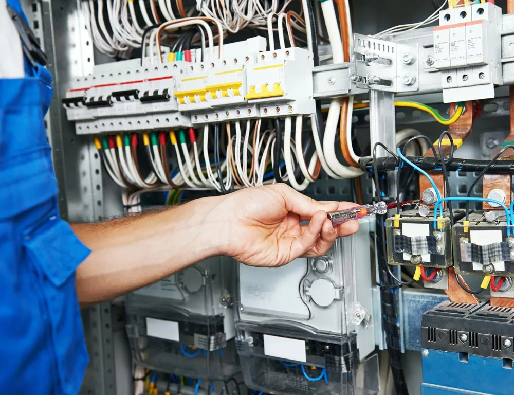 Elektriker am Schaltschrank - Elektroinstallationsbetrieb Axel Grundmann e.K.